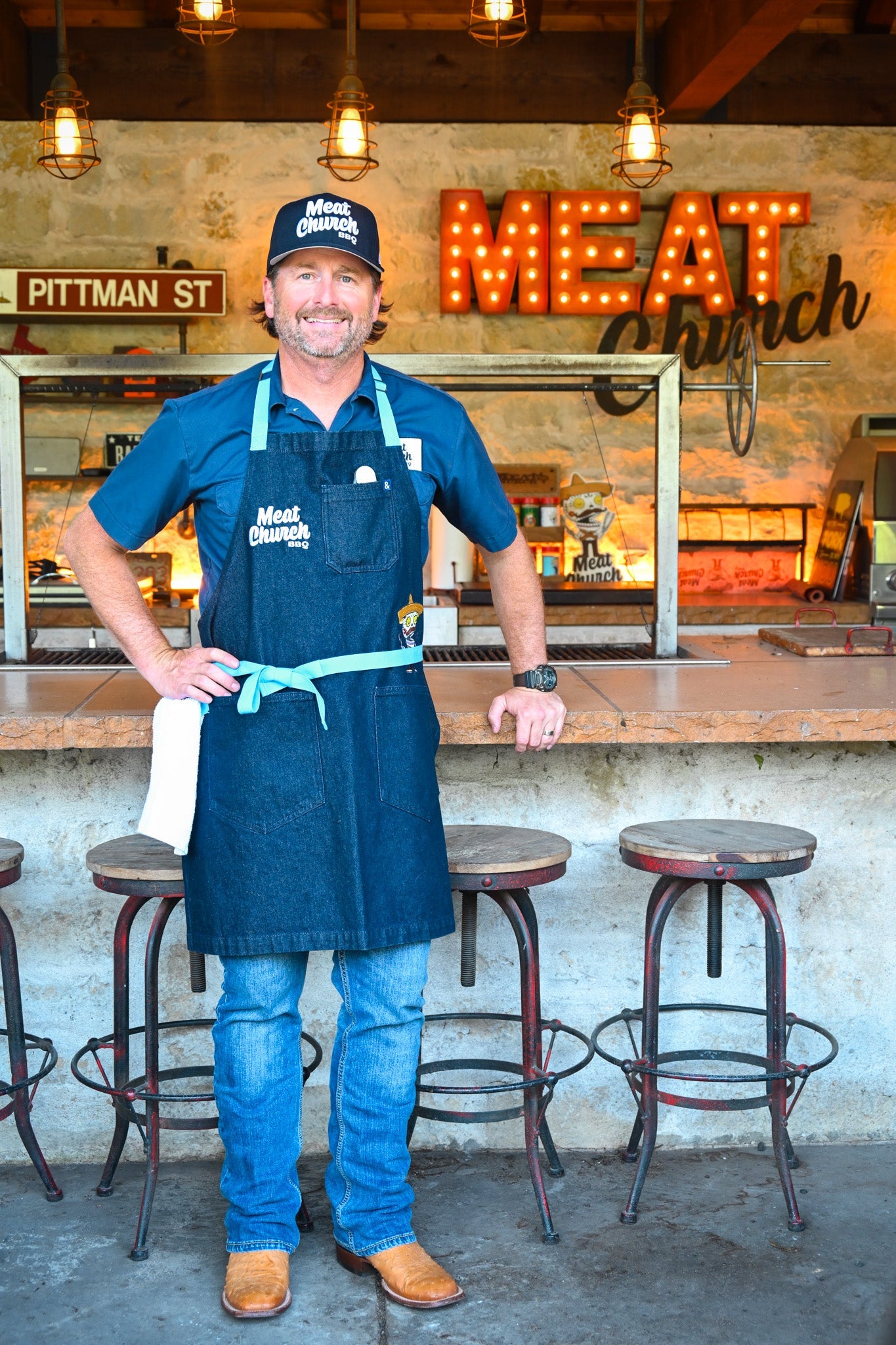 hedley-and-bennett-meat-church-apron-navy-j4 NAVY_H_B_APRON_LIFESTYLE_OUTDOOR_KITCHEN_TIED.jpg